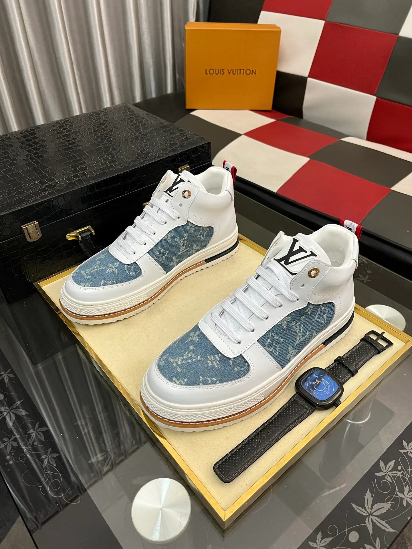 Ex-factory price: 420⌚️⌚️《Louis vuitton/LV Louis Vuitton》original quality.~ Unique modern style sneakers. 🏃A must-have casual shoe for trendy men😍😍 Original brand imported from Italy, imported original leather, cowhide lining (refuses to discolor and grind feet) sole: original sole provided by the original factory, French lazy style design ⚠️Fit to the feet, original quality, super comfortable original sole. Code number: 38-442️⃣Colors available